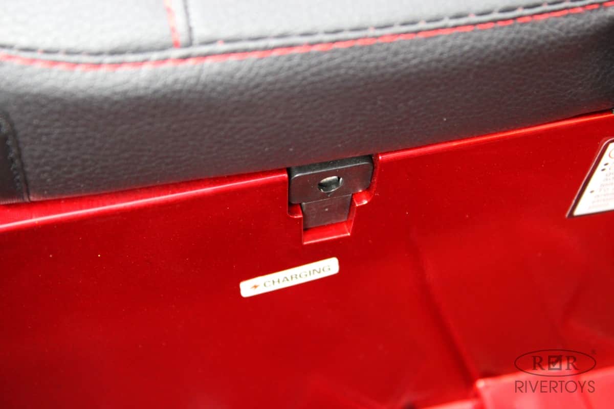 картинка Детский электромобиль X001XX красный глянец 