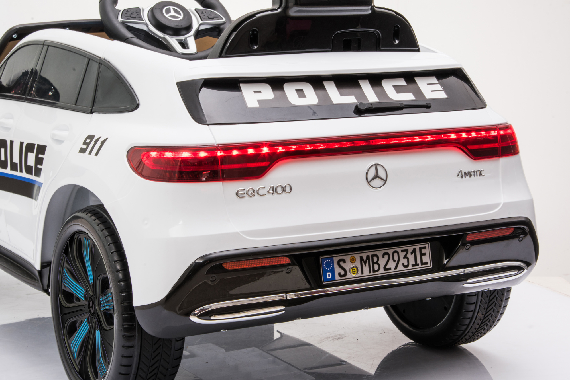 картинка Детский электромобиль Mercedes Benz Police EQC 400 4MATIC - HL378-WHITE 